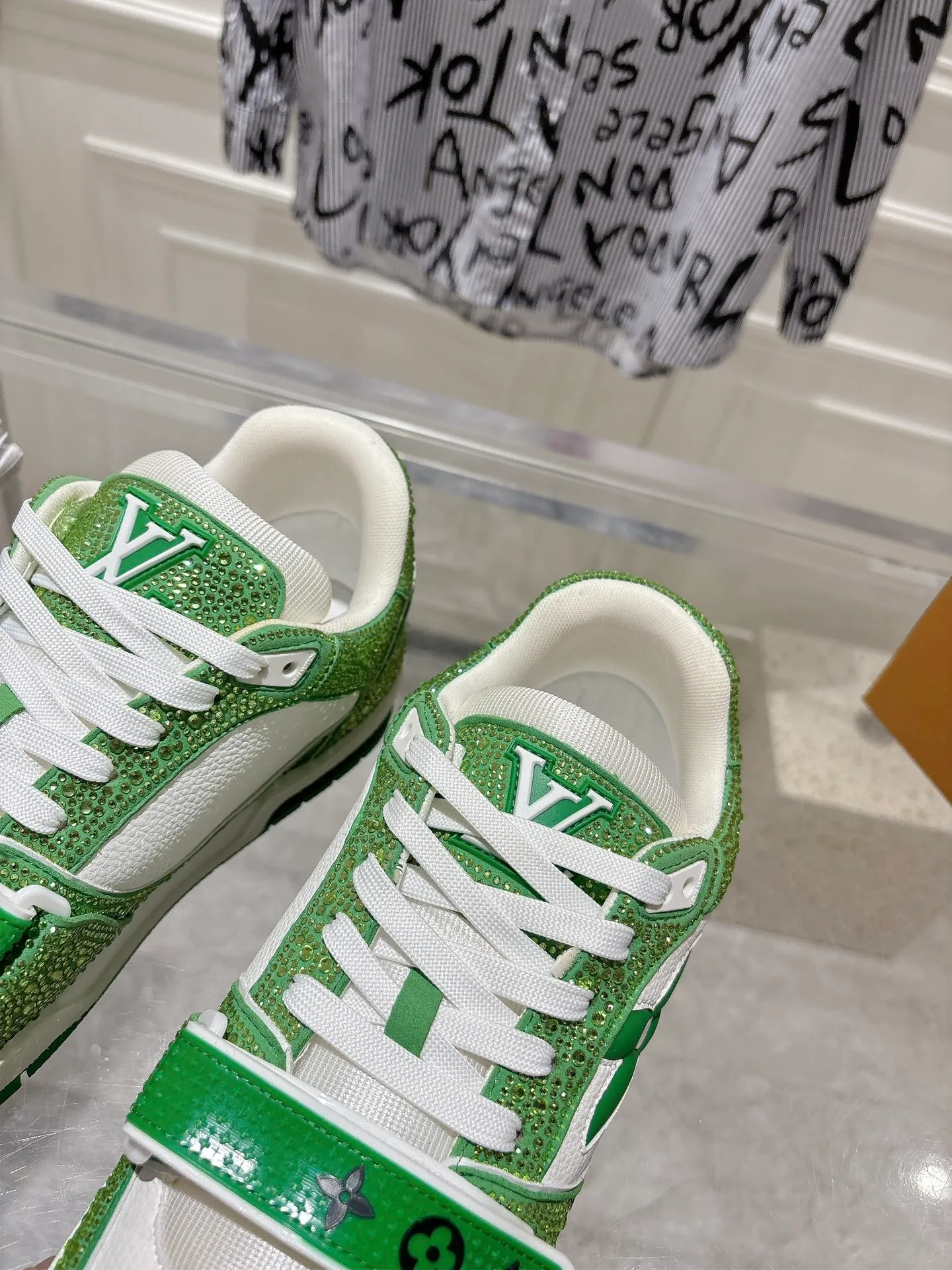 💕💕Factory direct selling price p840💕💕 Top version #couple style ⚠️ Comes with a full set of aviation box packaging ⚠️2️⃣0️⃣2️⃣5️⃣The hot LV full diamond 𝘁𝗿𝗮𝗶𝗻𝗲𝗿 series of the latest couple's sneakers, the quality has been upgraded again, the details are awesome It just doesn’t look too good! The model was sold out immediately within ten minutes of the official website going on sale. TPU outsole, mold fee is 2w+. The texture is comparable to the original version. The feet are made of polymeter micro-material and breathable British mesh. The details are the same as the original version. Please pay attention to distinguish the currency materials on the market. Size: Female 35-39, Male 39-45M